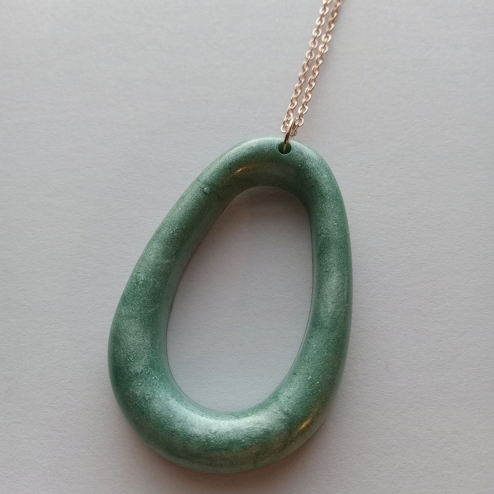 Green resin oval necklace - Picture 1 of 5